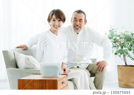 DXサービスを利用するシニア夫婦 130875891