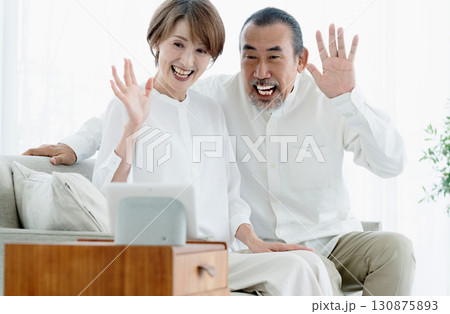 DXサービスを利用するシニア夫婦 130875893