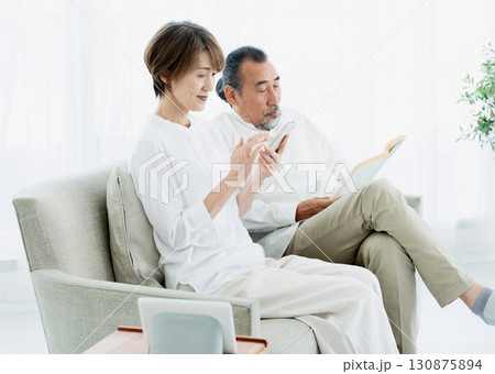 DXサービスを利用するシニア夫婦 DXサービスを利用するシニア夫婦 130875894