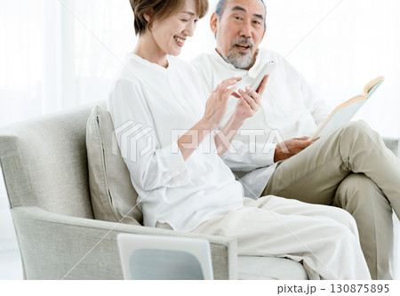 DXサービスを利用するシニア夫婦 130875895