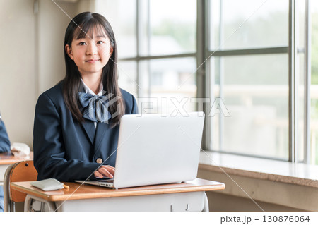 パソコンを使って勉強する制服姿の中学生・高校生の女子生徒 130876064