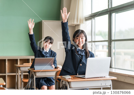 パソコンを使って勉強する制服姿の中学生・高校生の女子生徒 130876066