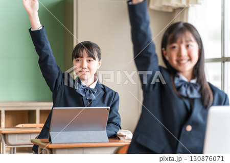 パソコンを使って勉強する制服姿の中学生・高校生の女子生徒 パソコンを使って勉強する制服姿の中学生・高校生の女子生徒 130876071