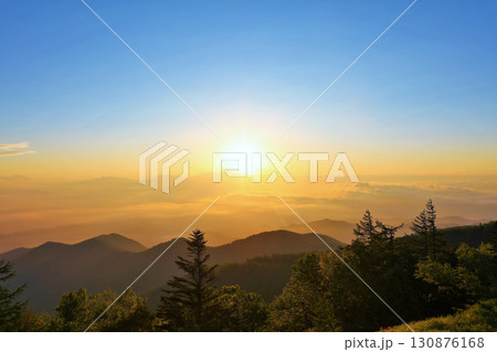 長野県　美ヶ原高原からの夜明けの太陽 130876168