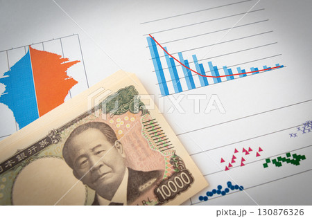 右肩下がりのグラフと一万円札　棒グラフ　折れ線グラフ 130876326