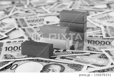 一万円札とブロック　増加　ステップ　資産運用　積み立て 130876331