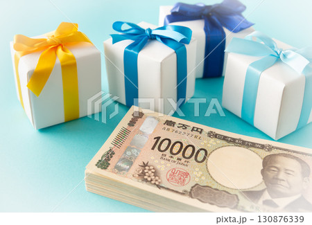 プレゼントと一万円札　ギフトボックス　贈り物　ギフト 130876339