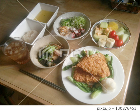 Fried fish 町の洋食屋さんで食べる定番メニュー，アジフライ定食の一例(小鉢・デザート付き) 130876453