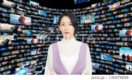 ニュースを読む女性アナウンサー 130876606