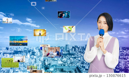 映像を紹介する女性 映像を紹介する女性 130876615