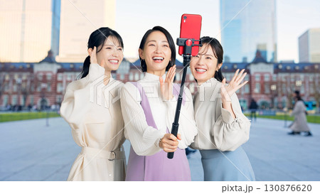 観光地で自撮りする女性グループ観光客　女子旅 130876620