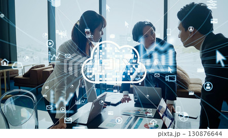 会議するビジネスパーソンのグループとクラウドコンピューティングのコンセプト 会議するビジネスパーソンのグループとクラウドコンピューティングのコンセプト 130876644