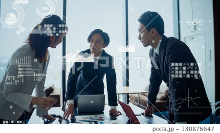 会議するビジネスパーソンのグループと統計データ 130876647