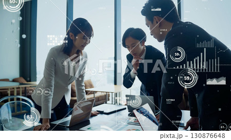 会議するビジネスパーソンのグループと統計データ 130876648