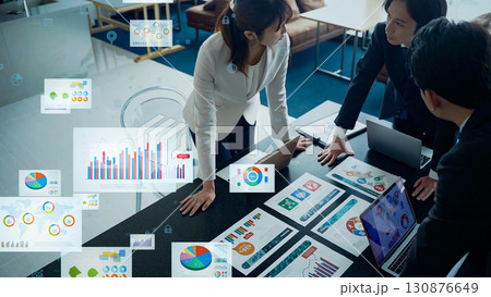会議するビジネスパーソンのグループと統計データ 130876649