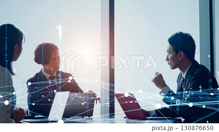 会議するビジネスパーソンのグループとデジタルネットワーク 130876650