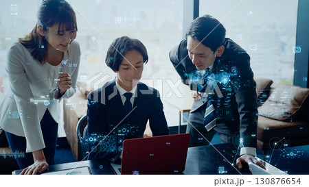 会議するビジネスパーソンのグループとデジタルテクノロジー 130876654