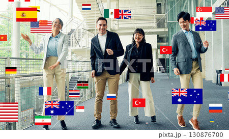 多国籍の人々と国旗イメージ 多国籍の人々と国旗イメージ 130876700