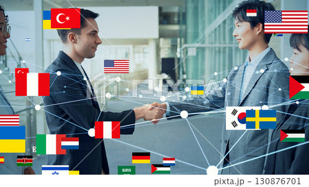 握手する多国籍の人々と国旗イメージ 国際ネットワーク 握手する多国籍の人々と国旗イメージ 国際ネットワーク 130876701