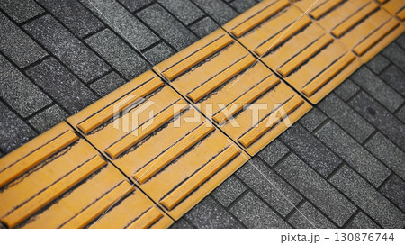 点字ブロック 130876744