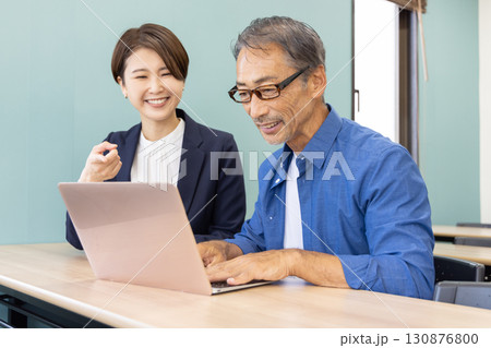 パソコン教室に通うシニアと教える講師 130876800