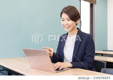 ビジネス パソコンで仕事をしている女性のポートレート ビジネス パソコンで仕事をしている女性のポートレート 130876803