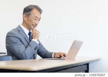 パソコンを見て考えるシニアビジネスマン 130876807