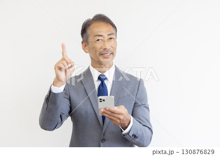 スマホを使うシニアビジネスマン 130876829
