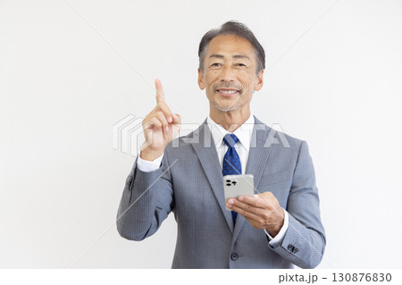 スマホを使うシニアビジネスマン 130876830