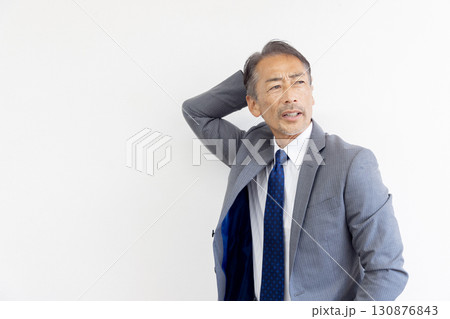 物忘れ　ミドルビジネスマン 130876843