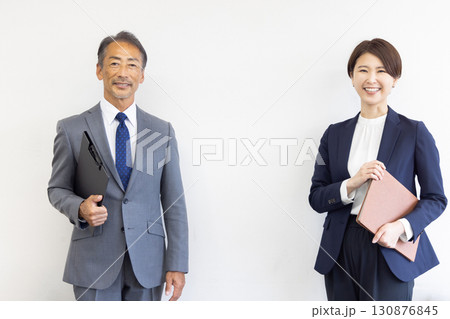 カメラ目線のビジネスマン男女 130876845
