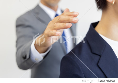 肩を触られるビジネスウーマン　セクハライメージ 130876858