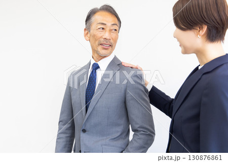 上司を気軽に呼び止める女子社員 仲良し 上司を気軽に呼び止める女子社員 仲良し 130876861
