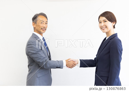 握手するビジネスマン 握手するビジネスマン 130876863