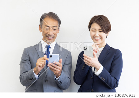 スマホを使うビジネスマン上司部下 130876913