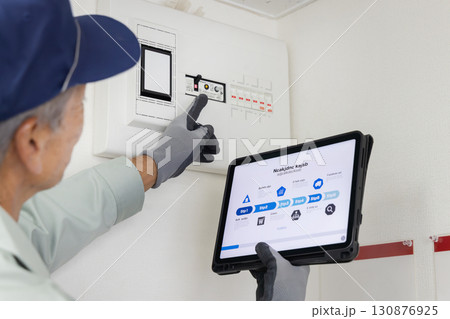 電気工事をするシニア男性作業員 130876925