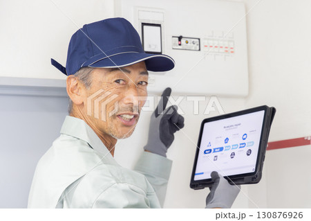 電気工事をするシニア男性作業員 130876926