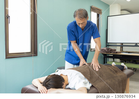 施術する整骨院の先生と患者 130876934