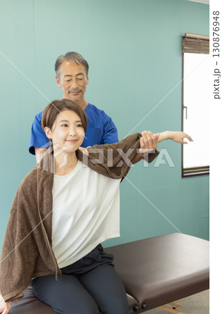 施術する整骨院の先生と患者 施術する整骨院の先生と患者 130876948