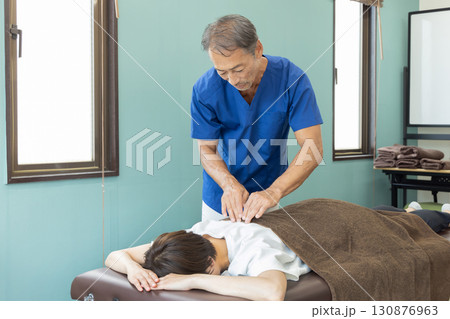 施術する整骨院の先生と患者 130876963