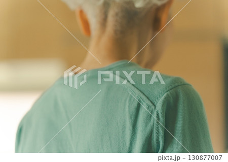 高齢女性の背中 130877007