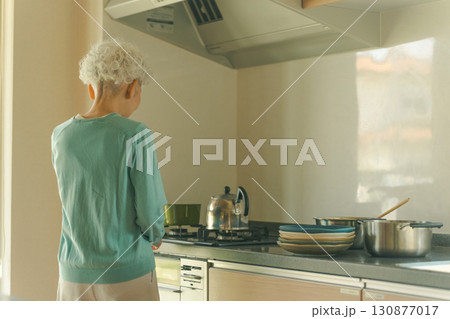 キッチンに立つ高齢女性 130877017