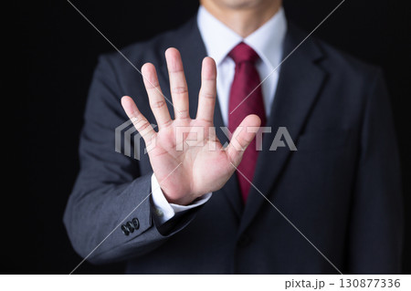 指を5本立てるスーツを着たミドル男性ビジネスマン 130877336