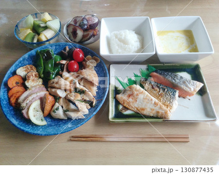 和風創作料理の定食セットの一例~三種類の焼き魚を基調に燻製肉のオードブル盛りをセットにした定食プラン 和風創作料理の定食セットの一例~三種類の焼き魚を基調に燻製肉のオードブル盛りをセットにした定食プラン 130877435