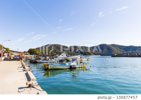 赤穂市の港の漁船 130877457
