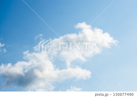 夏の青空と日差しに輝く夏の雲96 130877490