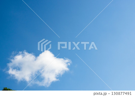 夏の青空と日差しに輝く夏の雲97 夏の青空と日差しに輝く夏の雲97 130877491