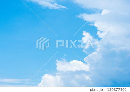 夏の空　澄んだ青空とフワフワの雲05 130877502