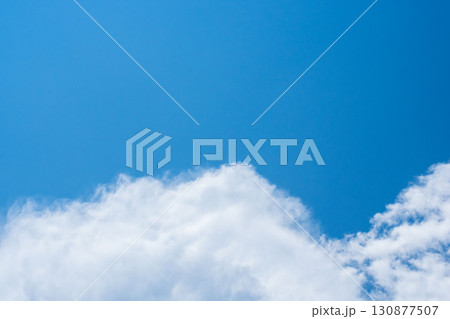 夏の空　澄んだ青空とフワフワの雲10 130877507