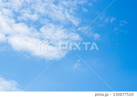 夏の空　澄んだ青空とフワフワの雲23 130877520